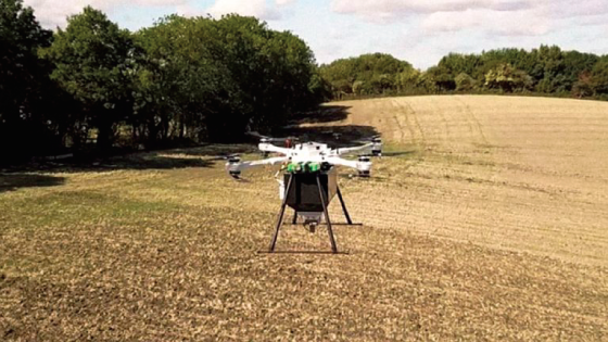 Ces drones peuvent plan­ter 400 000 arbres par jour en tirant des missiles de graines